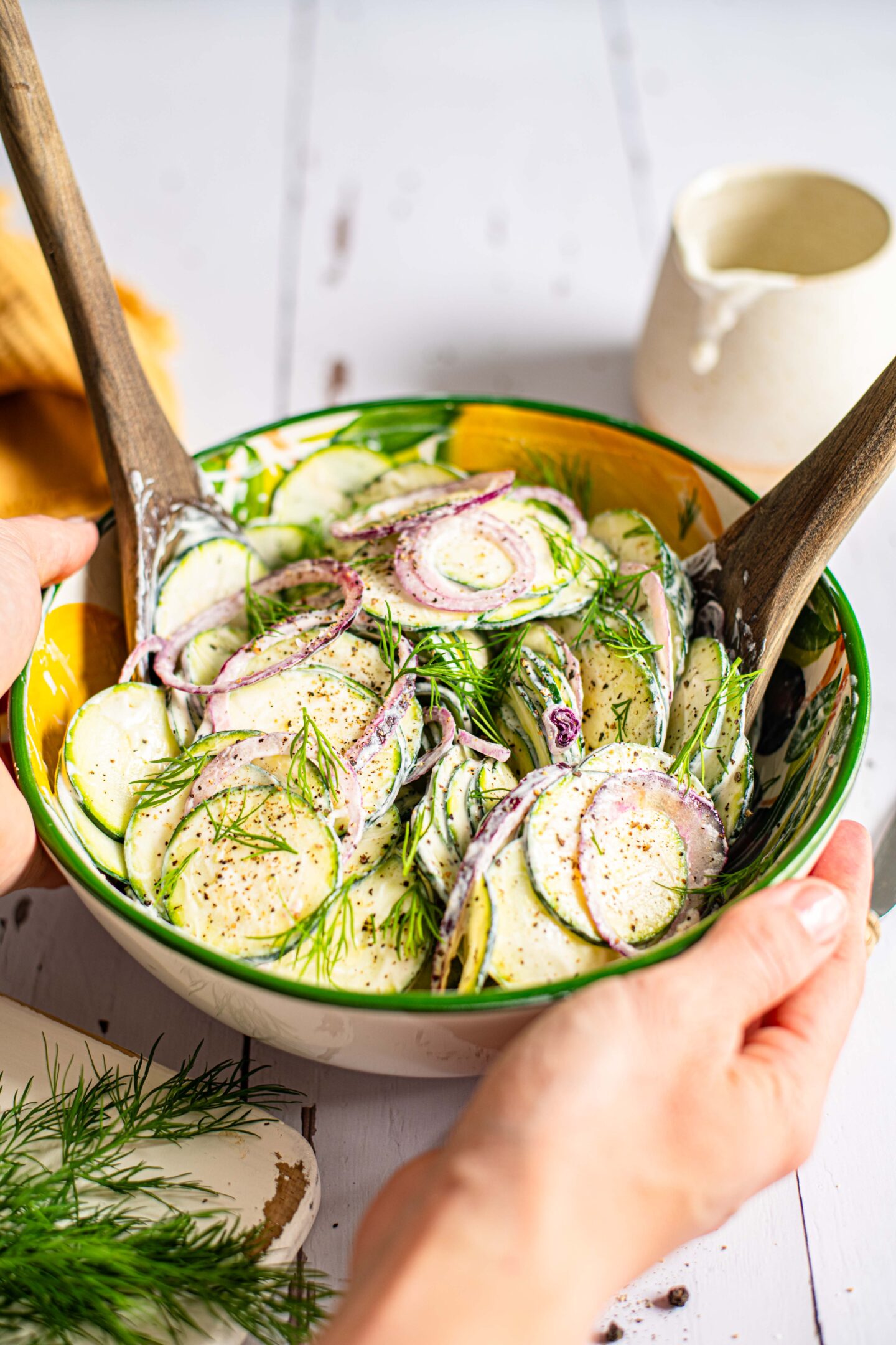 Zucchini Salat mit rohen Zucchinis und Joghurtdressing