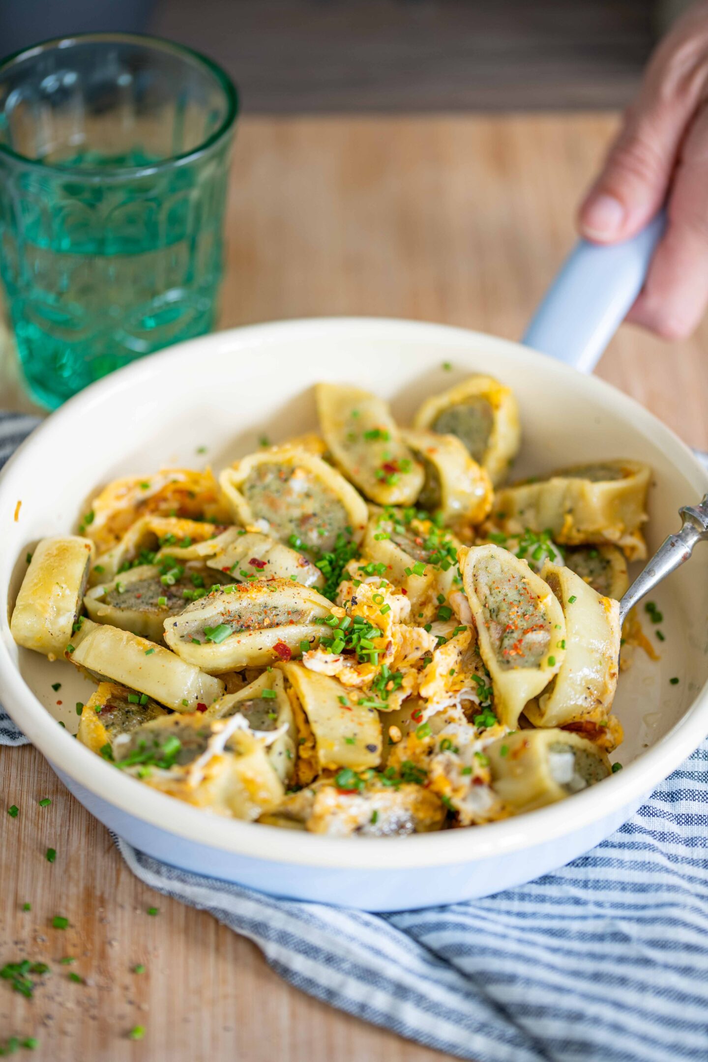 Maultaschen mit Ei in der Pfanne