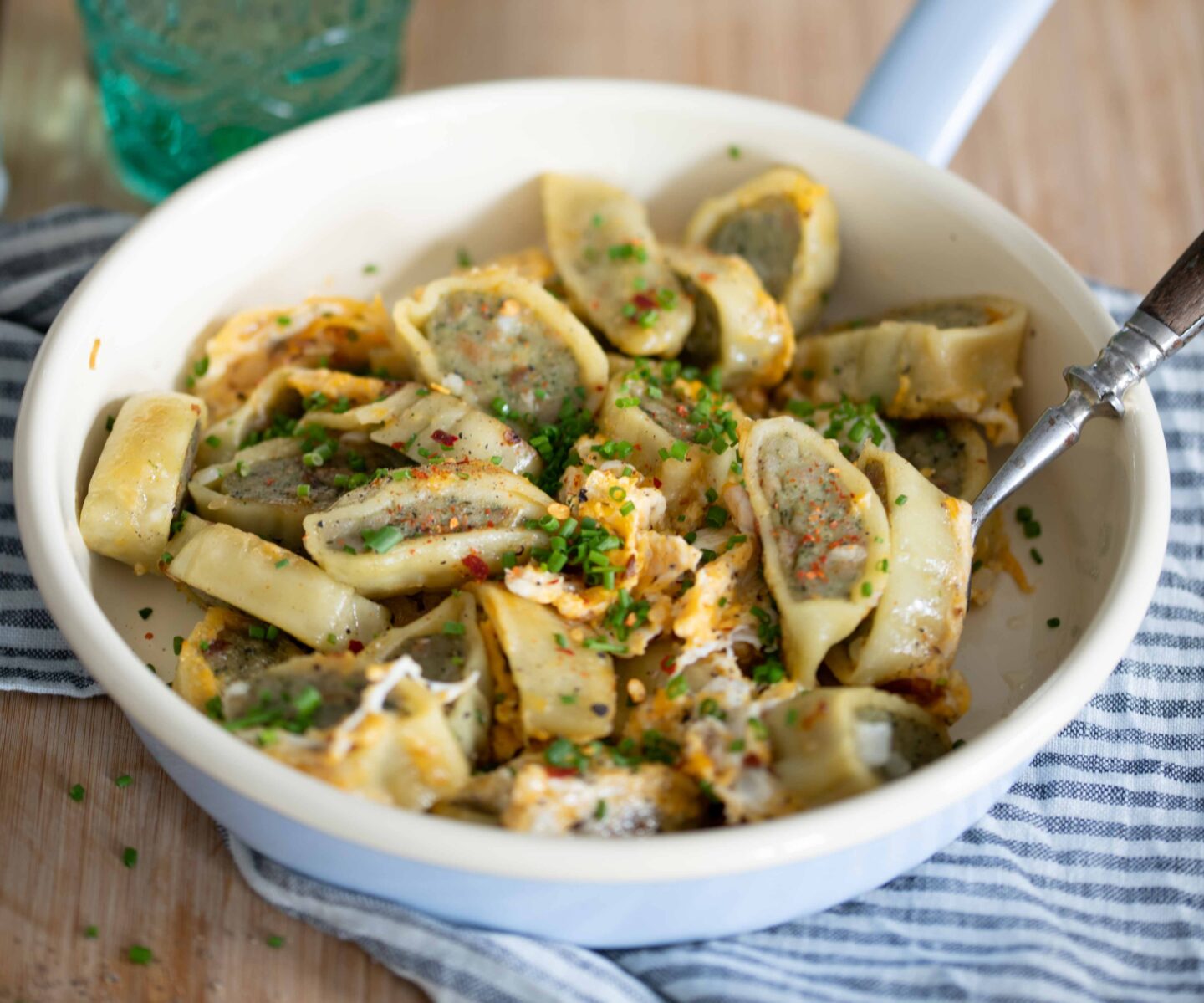 Maultaschen mit Ei in der Pfanne