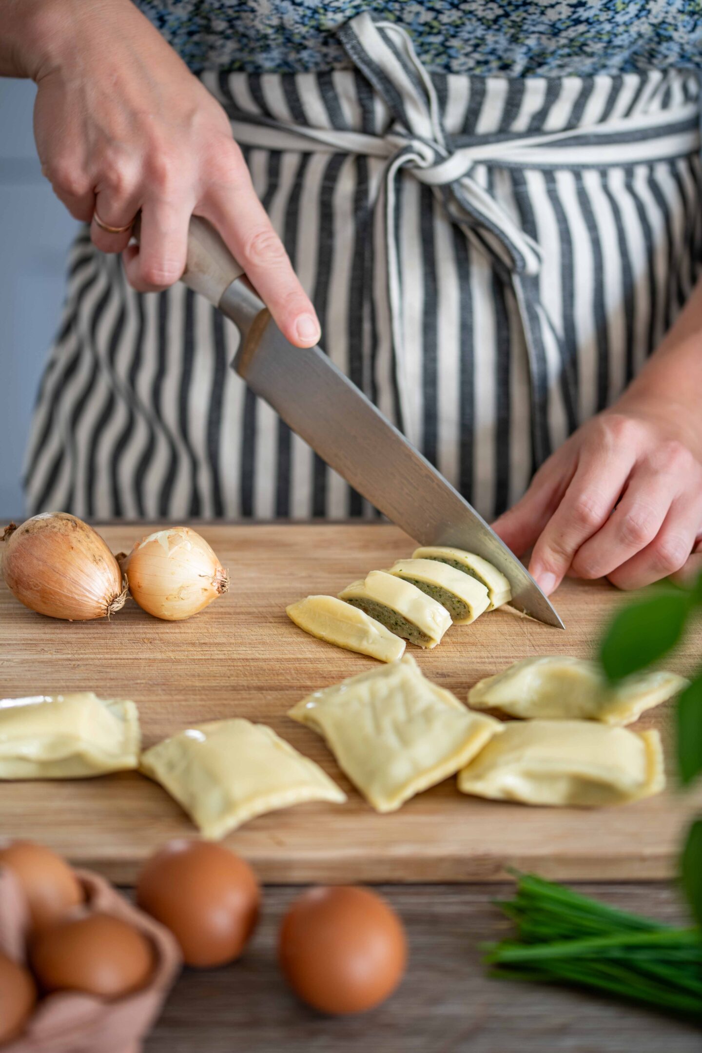 Maultaschen mit Ei in der Pfanne zubereiten