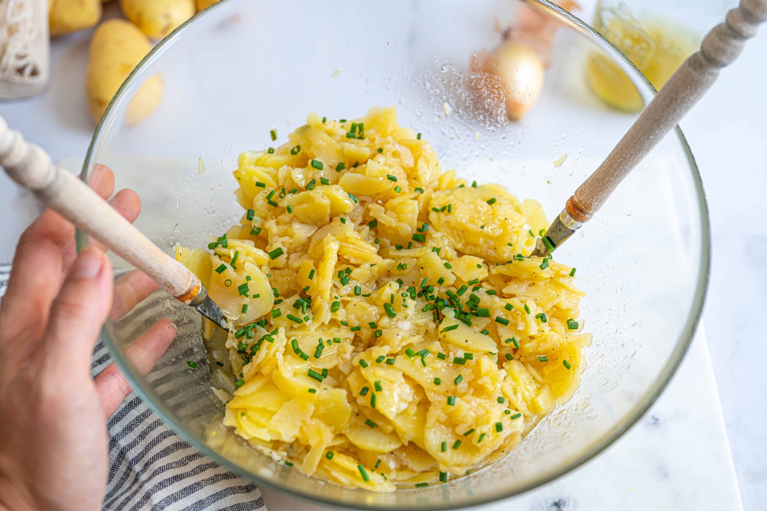 Omas Schwäbischer Kartoffelsalat schön schlotzig mit Brühe