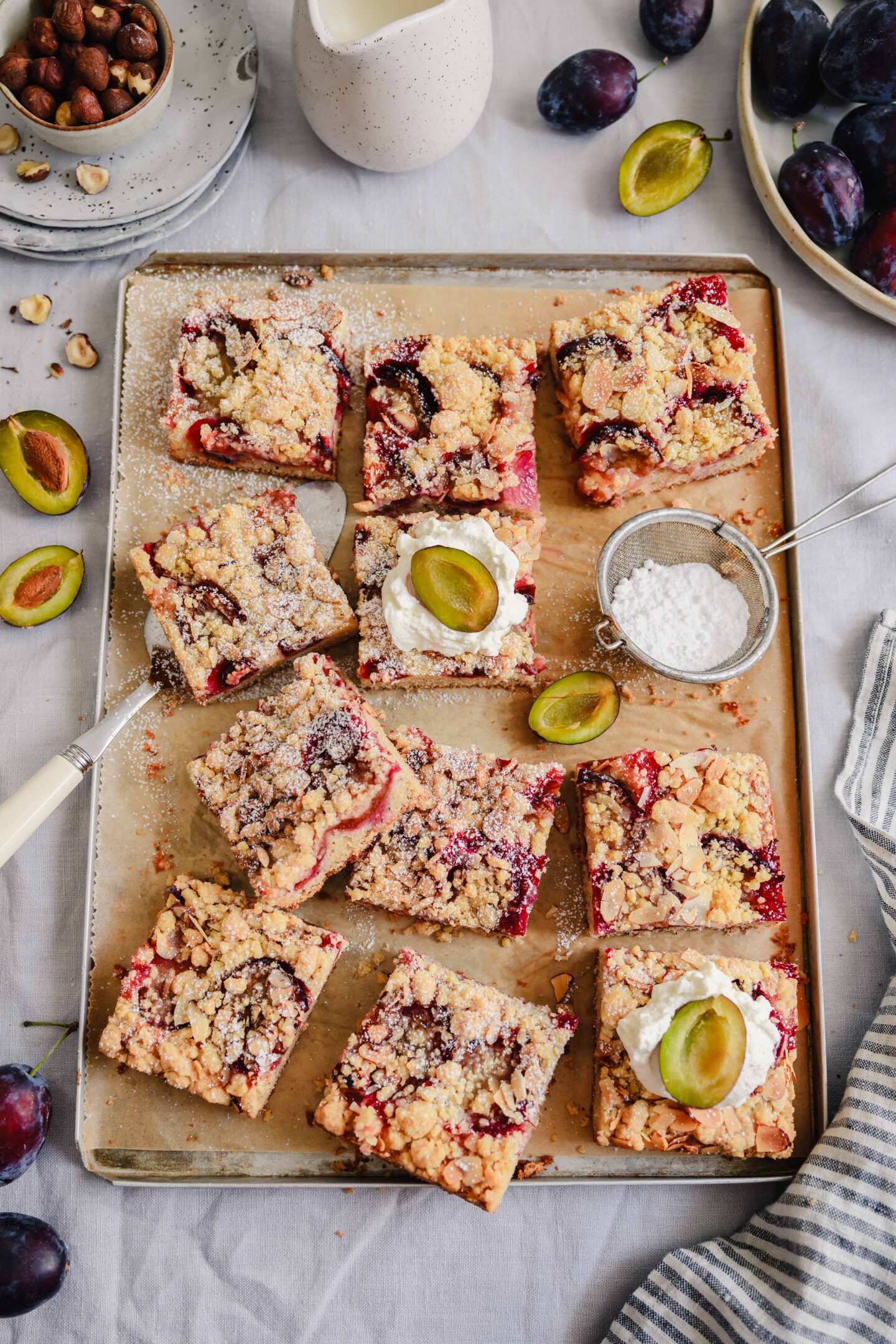 Omas Zwetschgenkuchen mit Streusel: Ein Klassiker vom Blech