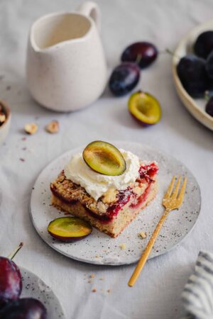 Omas Zwetschgenkuchen mit Streusel: Ein Klassiker vom Blech