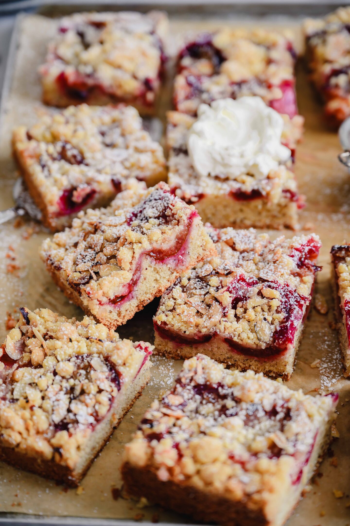 Omas Zwetschgenkuchen mit Streusel: Ein Klassiker vom Blech