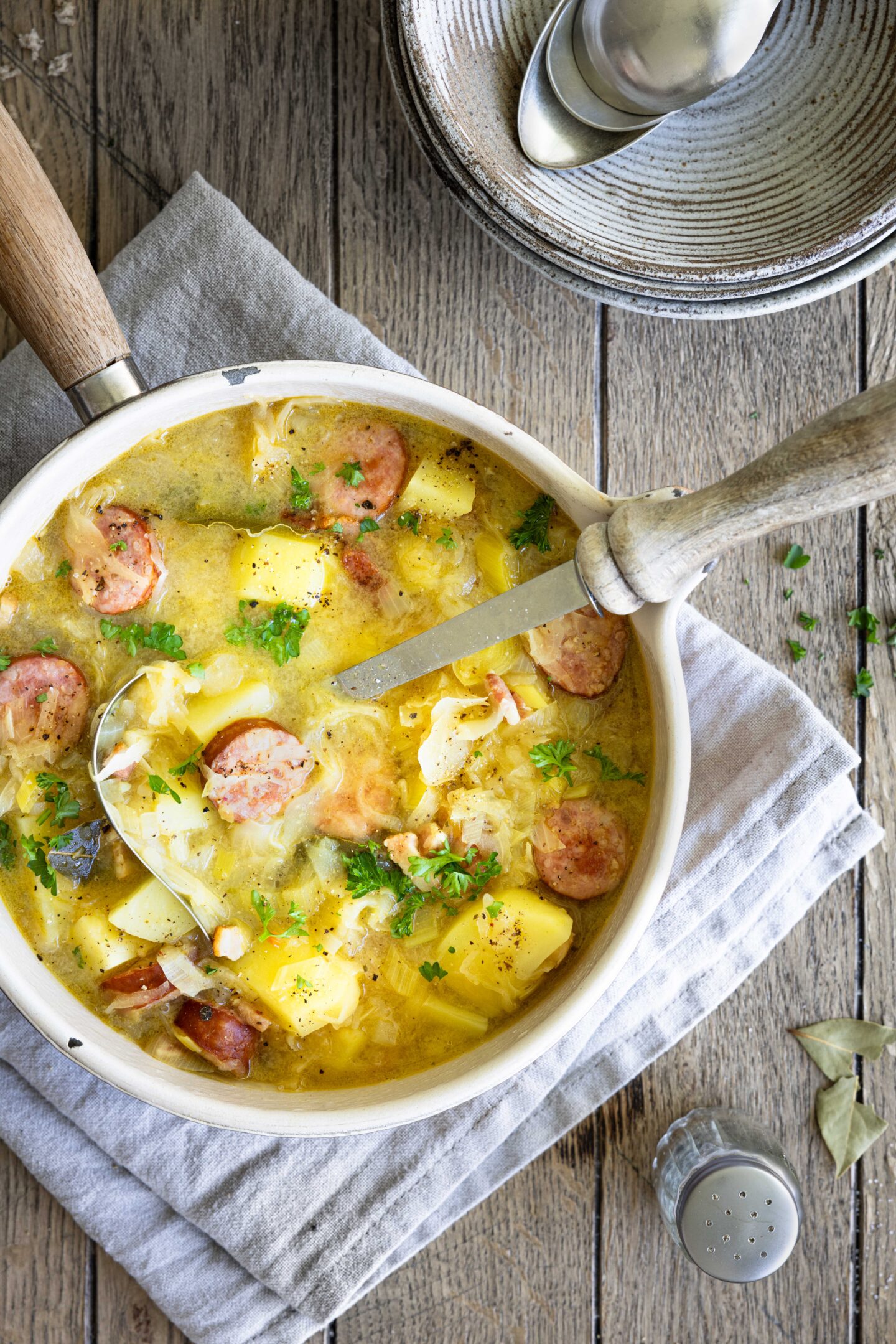 Omas Sauerkrauteintopf mit Kartoffeln und geräucherten Bauernbratwürsten