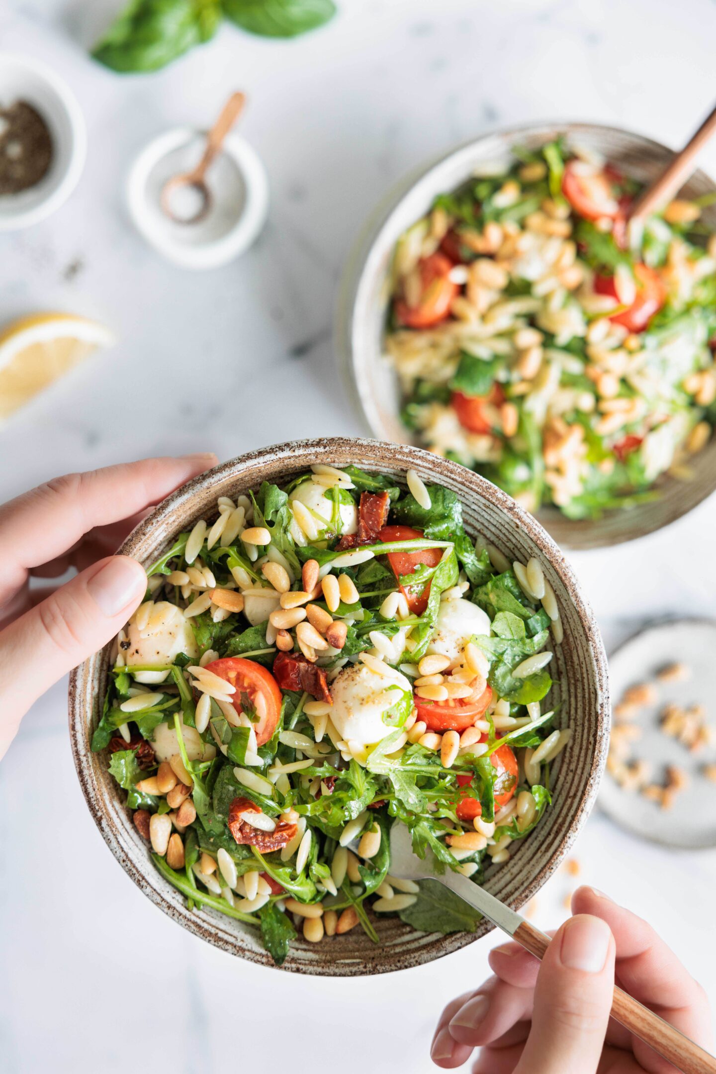 Rezept für Orzo-Nudelsalat mit kleinen Mozzarellakugeln