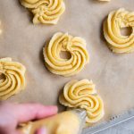 Eierlikör Spritzgebäck aufs Backbleck spritzen