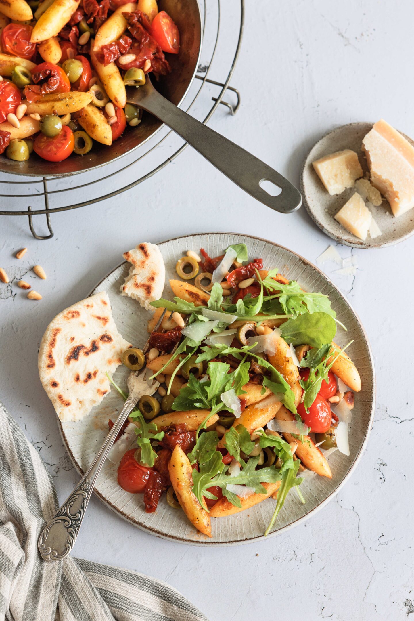 Schupfnudelsalat mit frischen Cocktailtomaten und Oliven