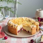Omas Käsekuchen mit Kirschen & Streuseln