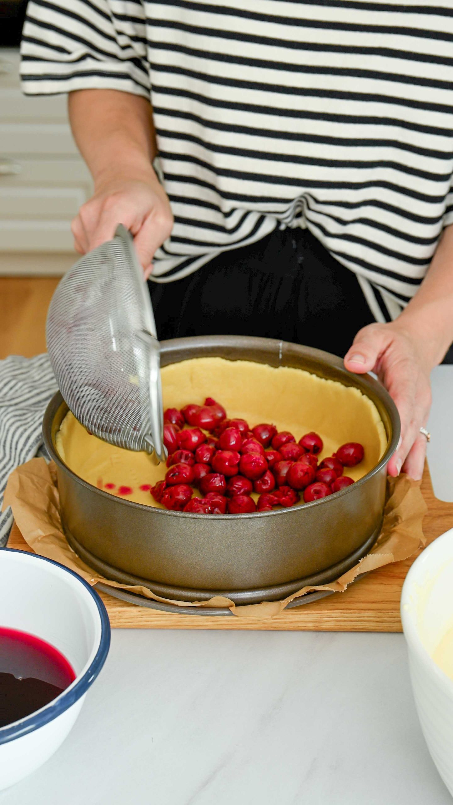 Omas Käsekuchen mit Kirschen_Kirschen in die Form geben